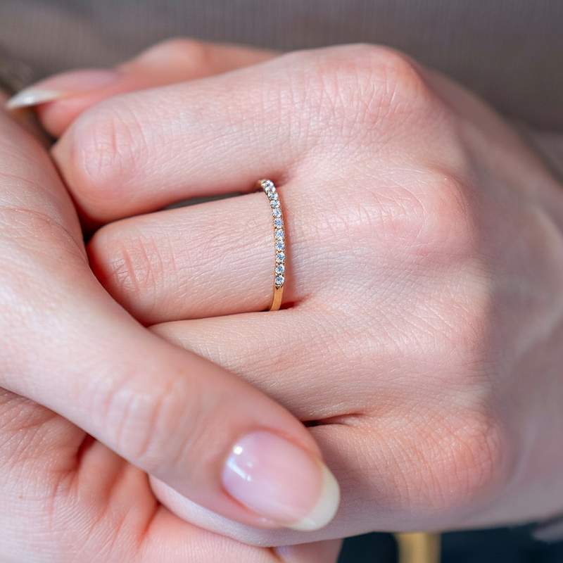 Bague plaqué or jaune et zirconias - vue porté 1