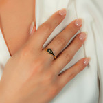 Chevalière plaqué or jaune et zirconias - vue porté 1