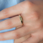 Geelgoud vergulde zegelring met sterrenvormige zirkonia's - gedragen 1