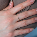 Bague ouverte plaqué or jaune et zirconias - vue porté 1