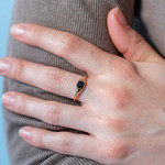 Chevalière plaqué or jaune carrée et onyx - vue porté 1