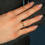 Bague plaqué or jaune flèche et coeur - vue porté 1