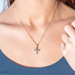 Pendentif croix plaqué or jaune et ziconias - vue porté 1