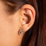 Boucles d'oreilles plaqué or 2 tons cercles et ziconias - vue porté 1