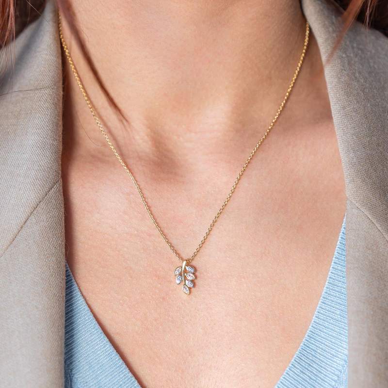 Collier plaqué or jaune feuille et zirconias45cm - vue porté 1