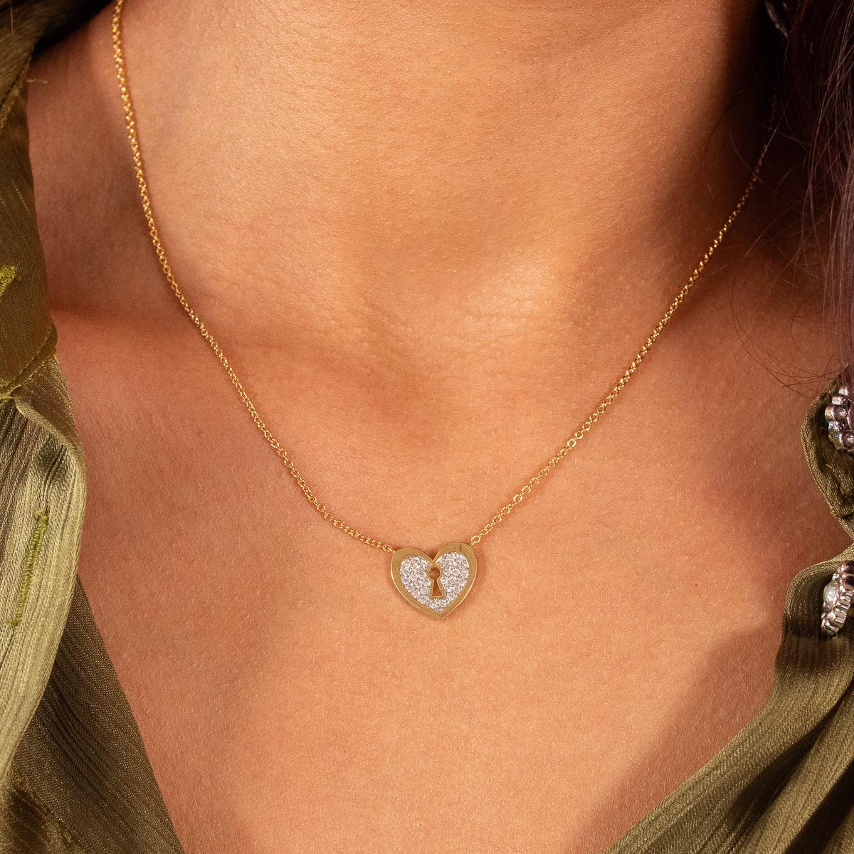 Collier plaqué or jaune coeur et zirconias 45cm - vue porté 1