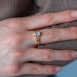 Bague plaqué or jaune et zirconias - vue porté 1