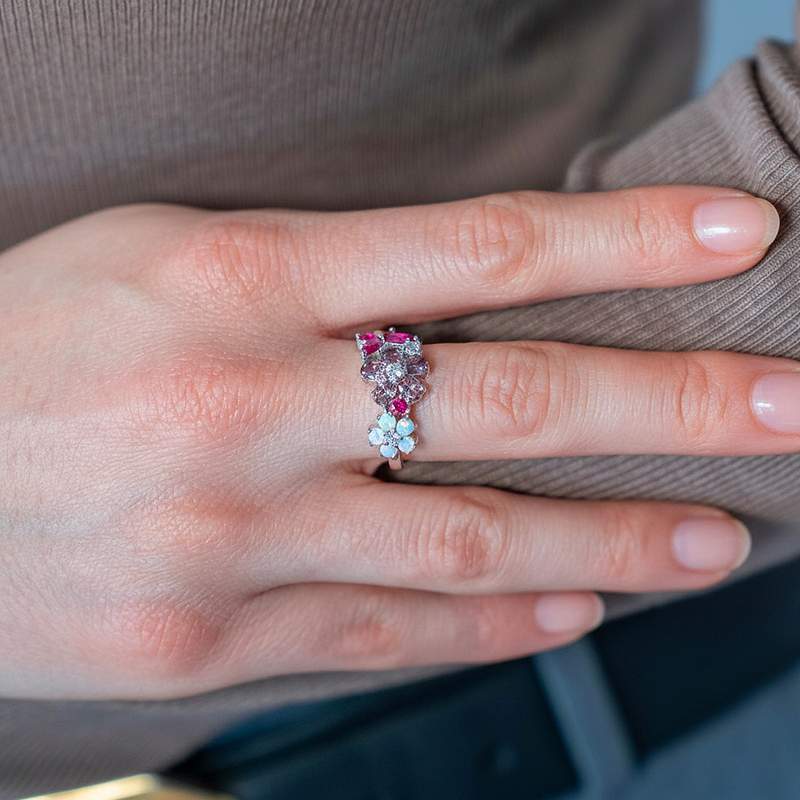 Bague argent 925 fleurs et papillon opales, pierres synthétiques et zirconias - vue porté 1