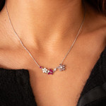 Collier argent 925 opales, pierres synthétiques et zirconias fleurs et papillon 45cm - vue porté 1