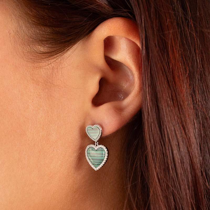 Boucles d'oreilles argent 925 malachites et zirconias coeurs - vue porté 1
