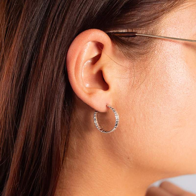 Boucles d'oreilles demi créoles argent 925 - vue porté 1