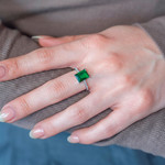 Bague argent 925 pierre synthétique verte et zirconias - vue porté 1