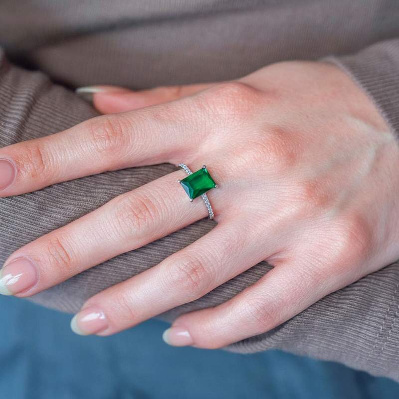 Bague argent 925 pierre synthétique verte et zirconias - vue porté 1