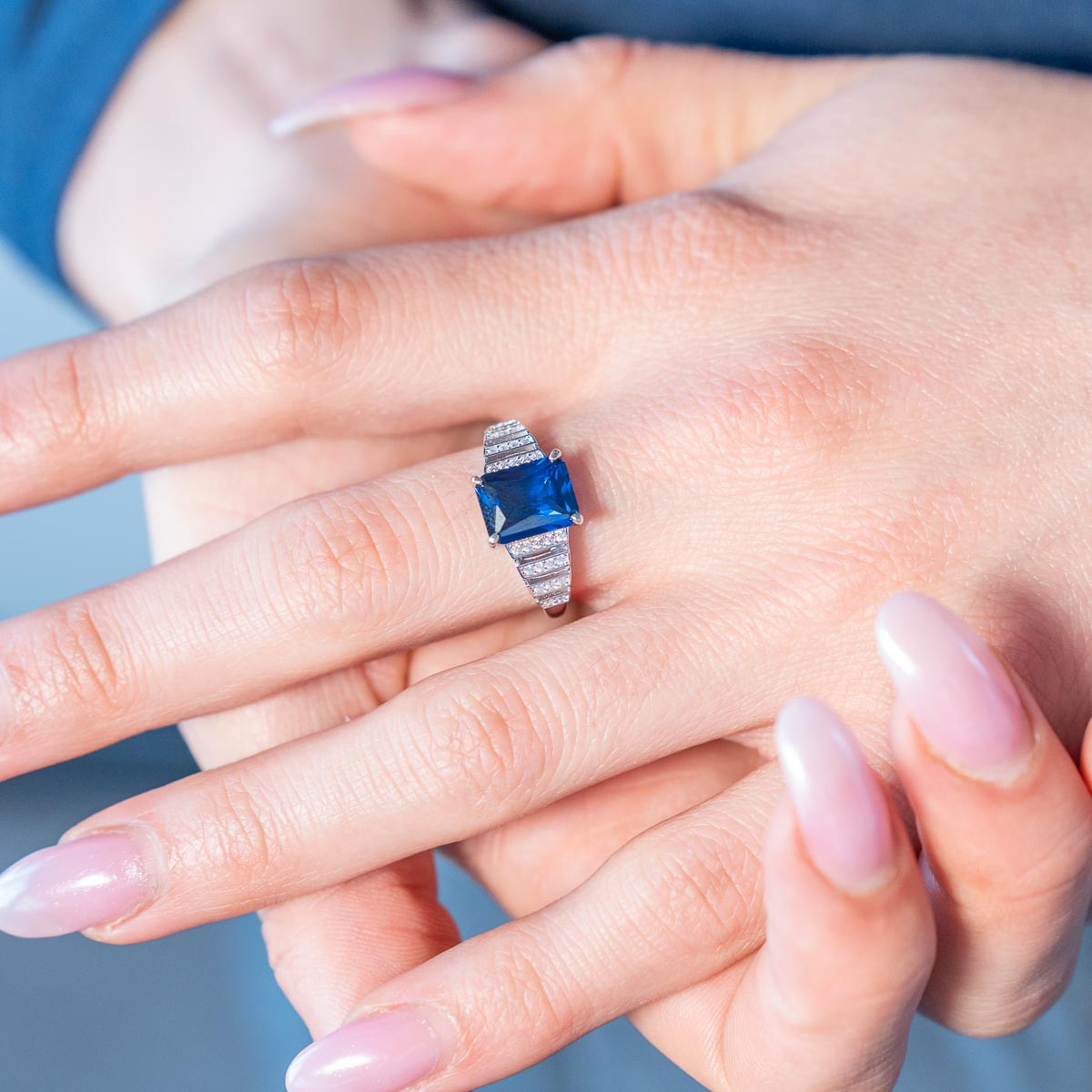 Bague argent 925 pierre synthétique bleue et zirconias - vue porté 1