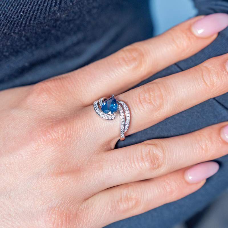 925 zilveren ring met blauwe synthetische steen en zirkonia's - bekijk gedragen 1