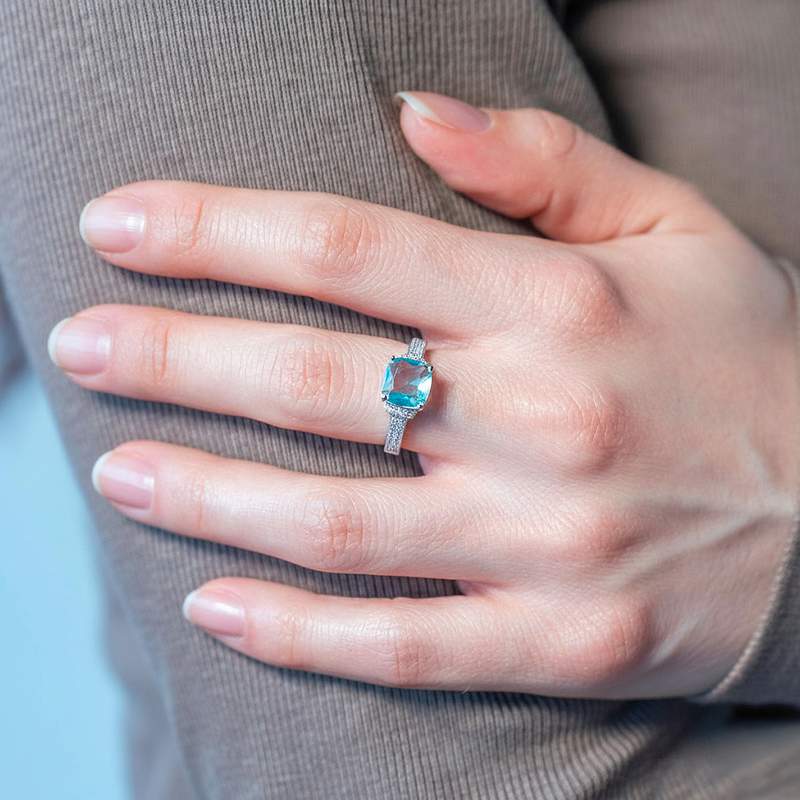 Bague argent 925 pierre synthétique bleue et zirconias - vue porté 1