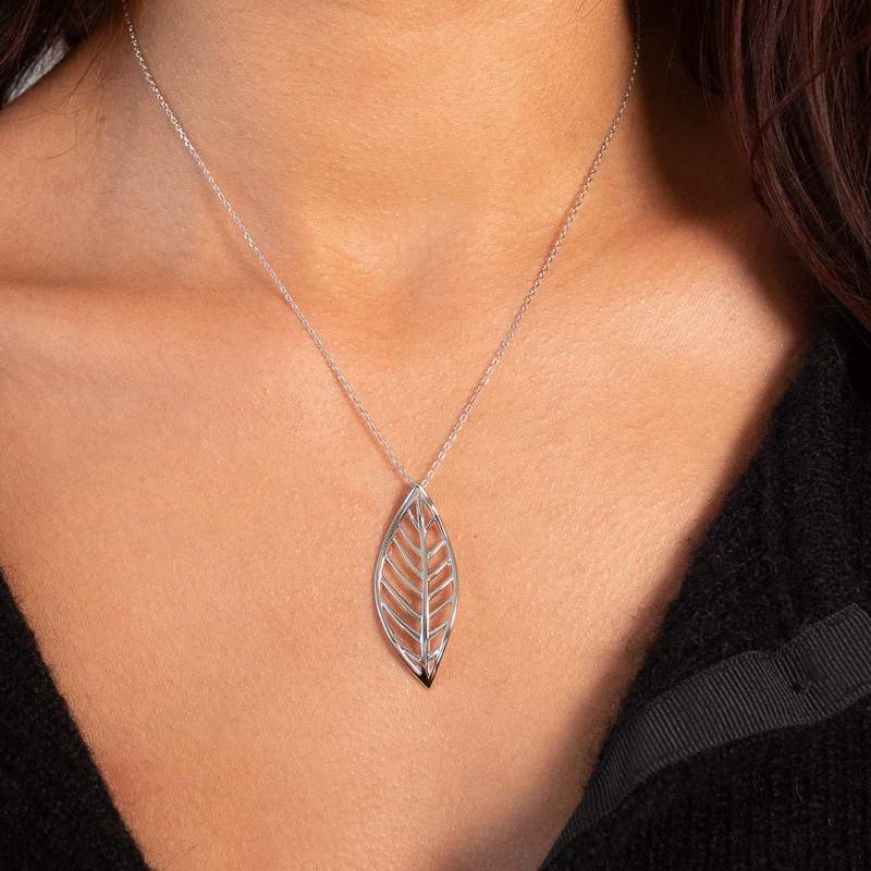 Collier argent 925 motif feuille 45cm - vue porté 1