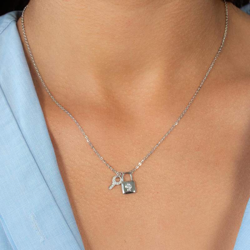 Zilveren ketting 925 en zirkonia's met hangslotmotief 45 cm - gedragen 1