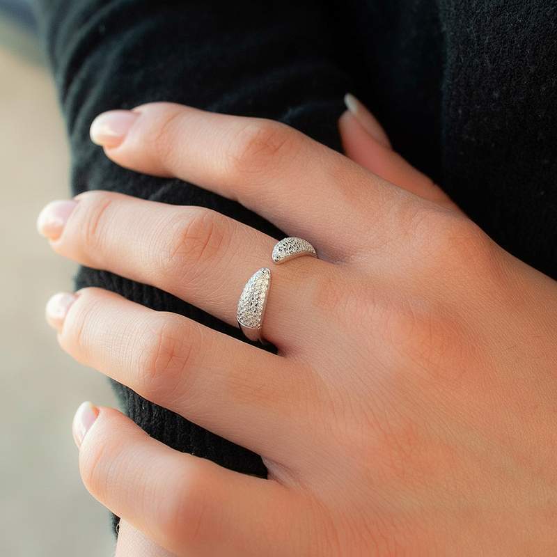 Bague argent 925 et zirconias ouverte - vue porté 1