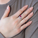 Bague argent 925 pierre synthétique rouge et zirconias - vue porté 1