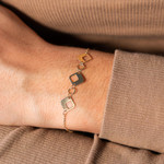 Bracelet or 750 jaune motif carrées 20cm - vue porté 1