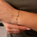 Bracelet or 375 jaune pierres synthétiques noires 19cm - vue porté 1