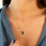 Collier or 375 jaune pierres synthétiques vertes 45cm - vue porté 1