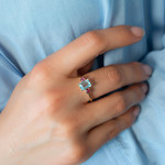 Bague or 375 jaune topazes traitées sky blue et roses - vue porté 1