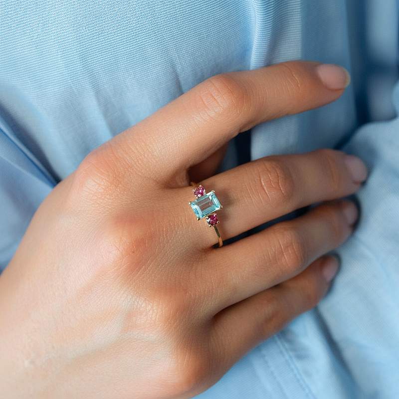 Bague or 375 jaune topazes traitées sky blue et roses - vue porté 1
