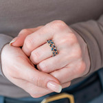 Bague or 375 jaune saphirs et zirconias - vue porté 1