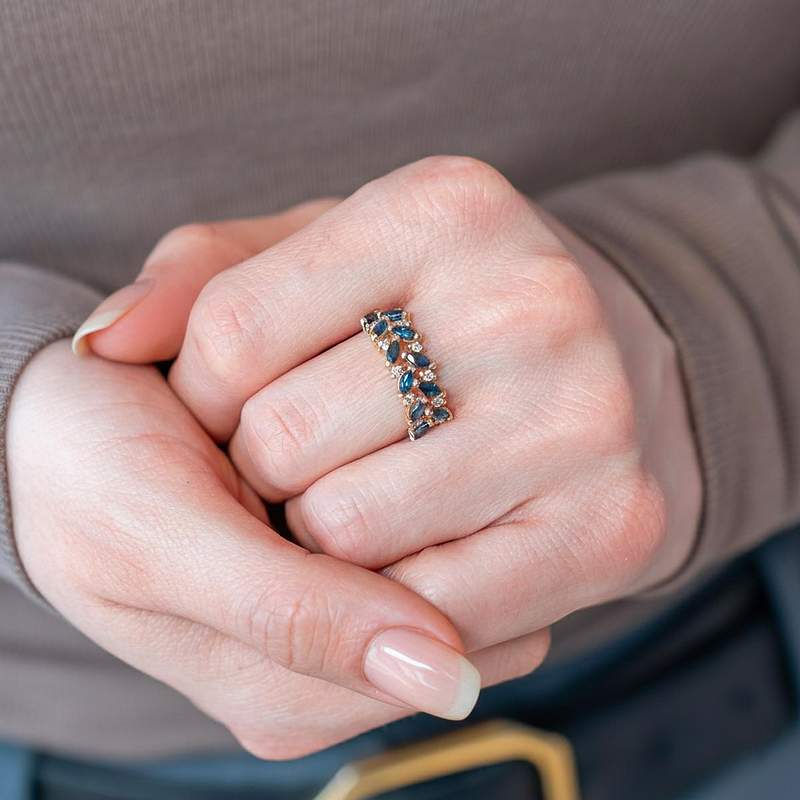 Bague or 375 jaune saphirs et zirconias - vue porté 1