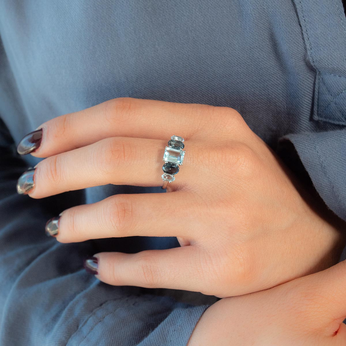 Bague or 750 blanc topazes traitées sky blue et london blue - vue porté 1