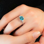 Bague or 750 blanc topazes traitées london blue, sky blue et zirconias - vue porté 1