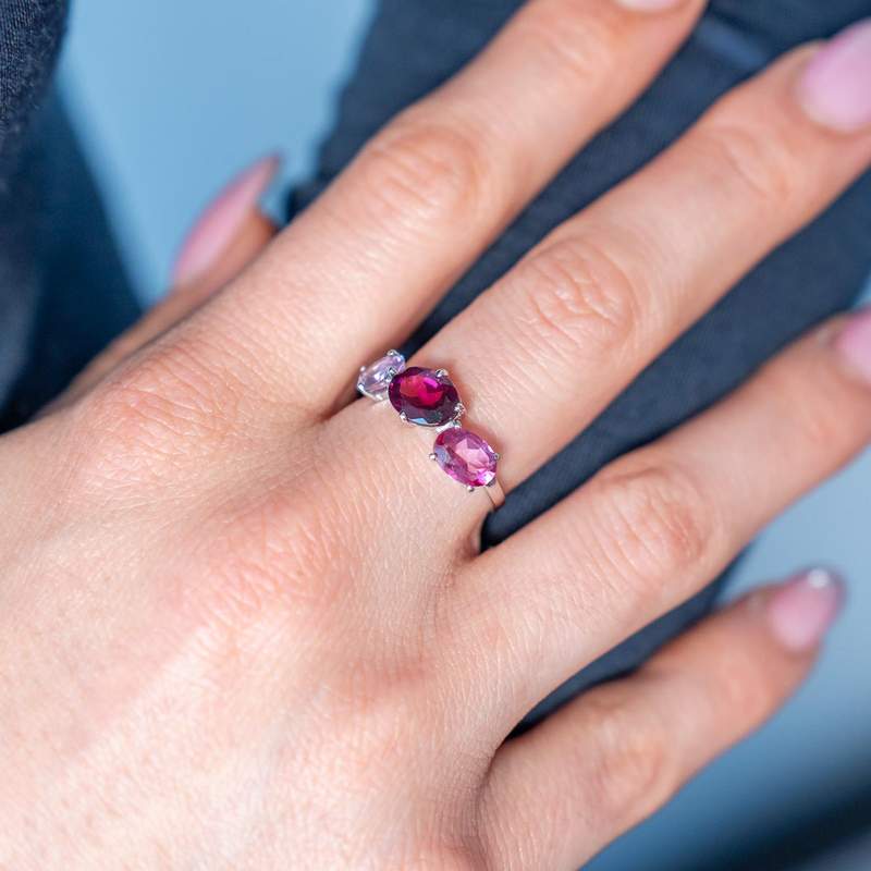 Bague or 750 blanc grenat rhodolites améthystes et topazes traitées - vue porté 1