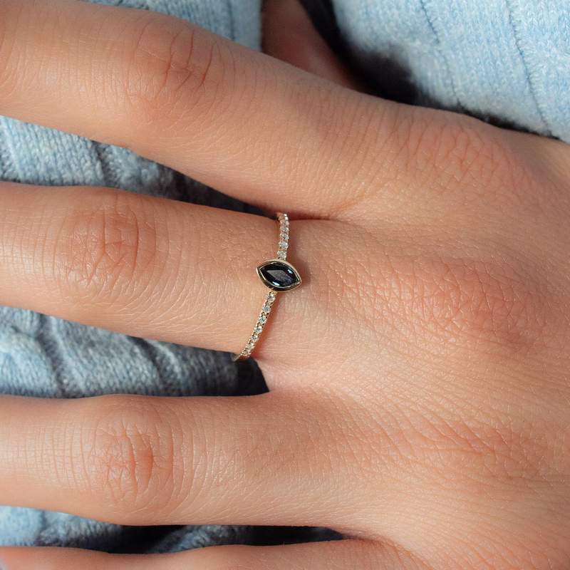 Bague or 750 jaune saphirs et diamants - vue porté 1