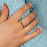 Bague or 750 jaune rubis et diamants - vue porté 1