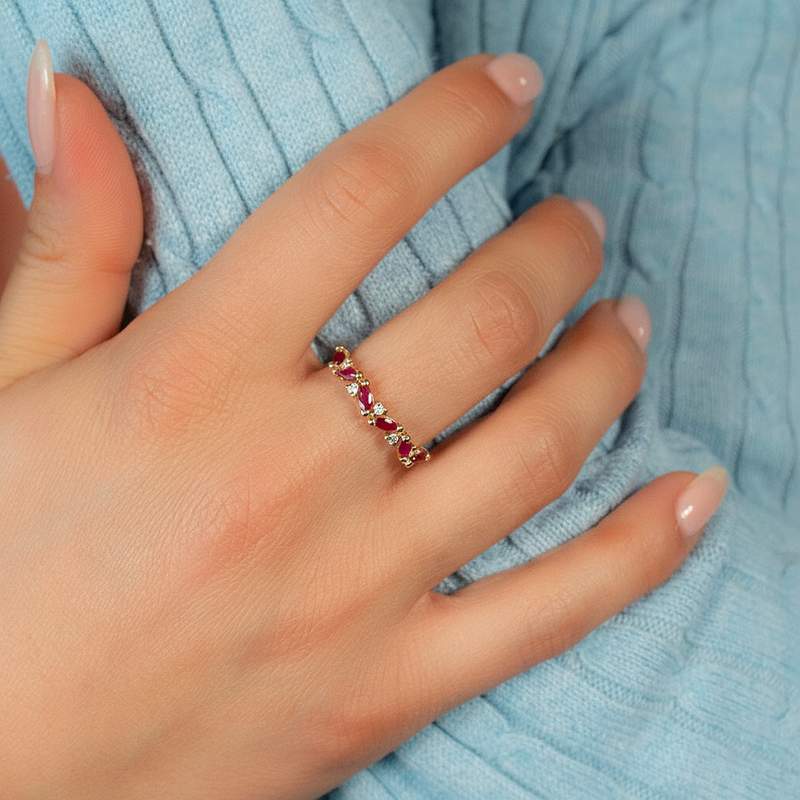 Bague or 750 jaune rubis et diamants - vue porté 1