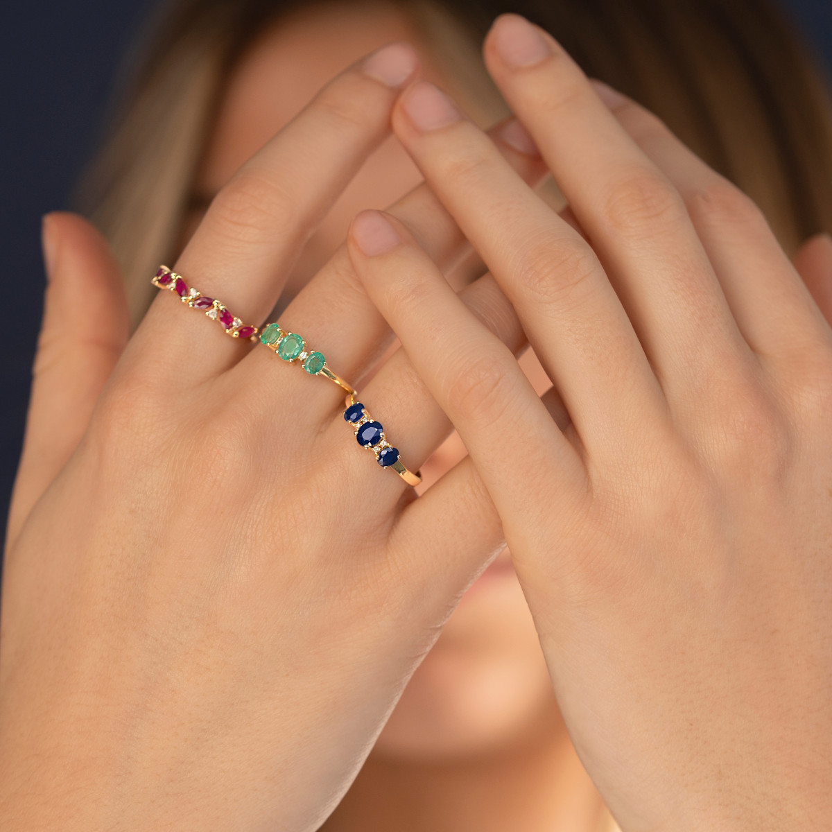 Bague or 750 jaune rubis et diamants - vue porté 2