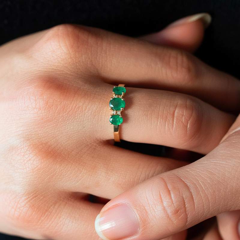 Bague or 750 jaune émeraudes et diamants - vue porté 1