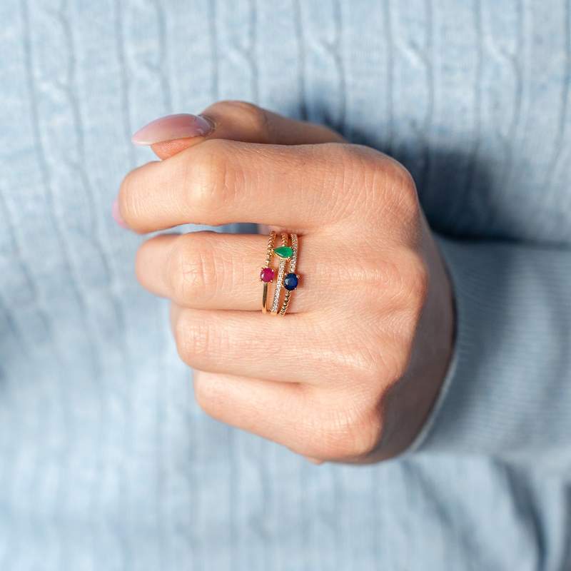 Ring in goud 750 gele robijnen, smaragden, saffieren en diamanten - gedragen zicht 1