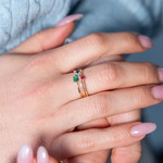 Bague or 750 jaune rubis émeraudes saphirs et diamants - vue porté 1