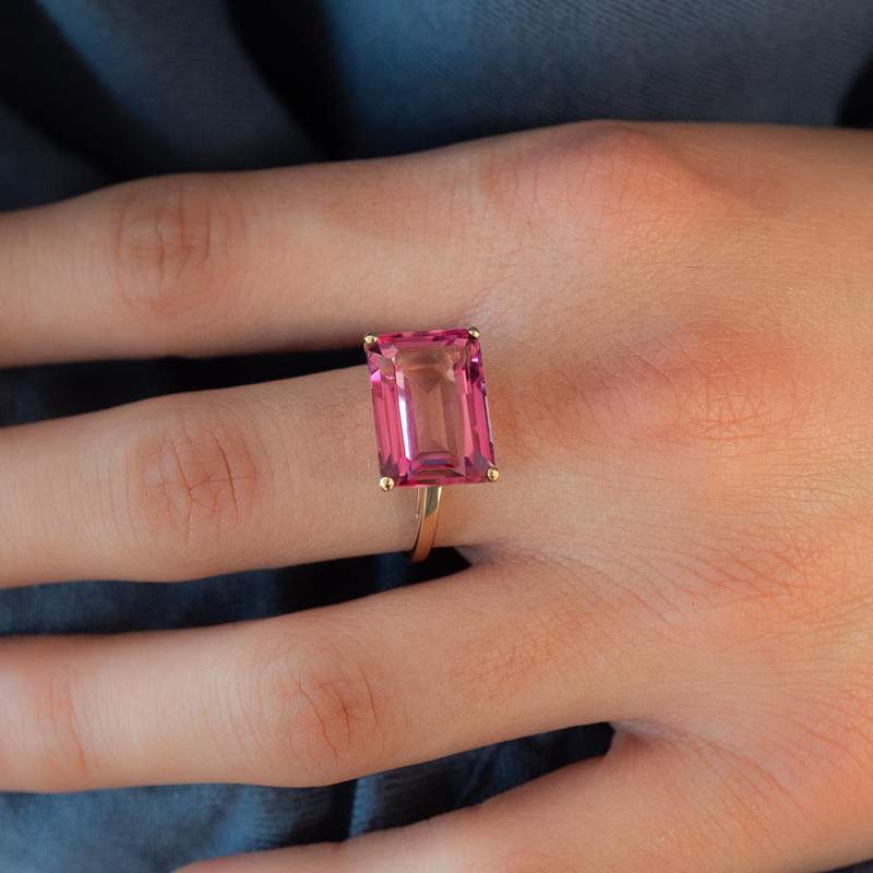 Bague or 750 jaune topazes traitées rose - vue porté 1