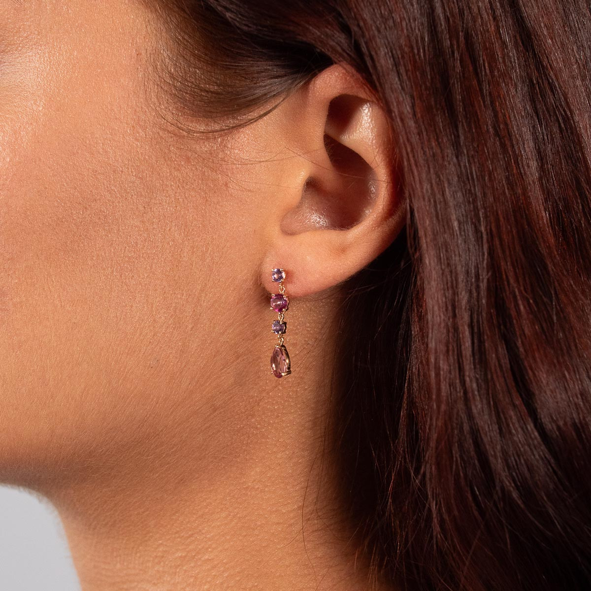 Boucles d'oreilles or 750 jaune topazes roses traitées et améthystes - vue porté 1