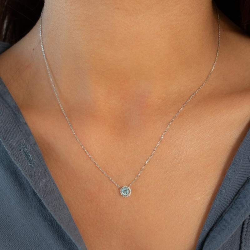 Collier or 375 blanc topaze traitée sky blue et zirconias 45cm - vue porté 1