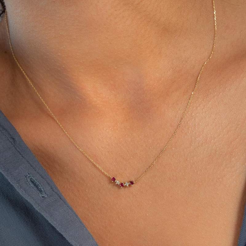 Collier or 375 jaune rubis et zirconias 45cm - vue porté 1