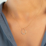 Collier or 375 jaune et zirconias 43cm - vue porté 1