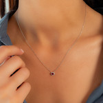 Collier or 750 blanc rubis et diamants 45cm - vue porté 1