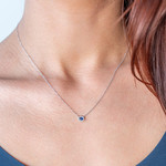 Collier or 750 blanc saphirs et diamants 45cm - vue porté 1