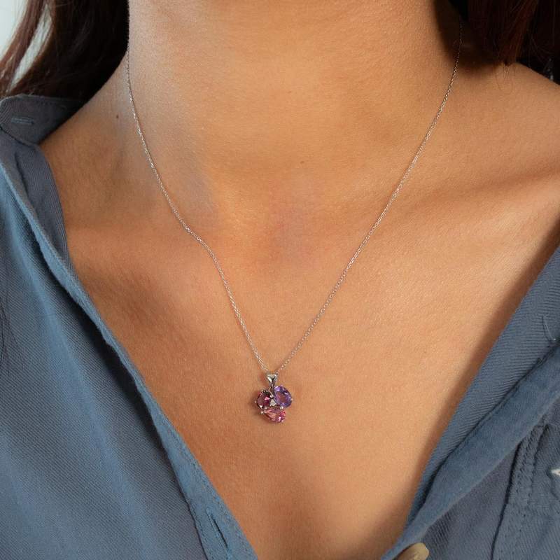 Collier or 750 blanc grenat rhodolites améthystes topazes traitées et zirconias 45cm - vue porté 1