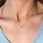 Collier or 750 jaune émeraudes et diamants 43cm - vue porté 1